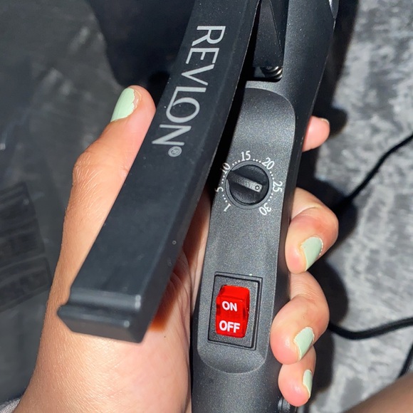 REVELON JUMBO WAVER (curling iron) - Picture 3 of 5
